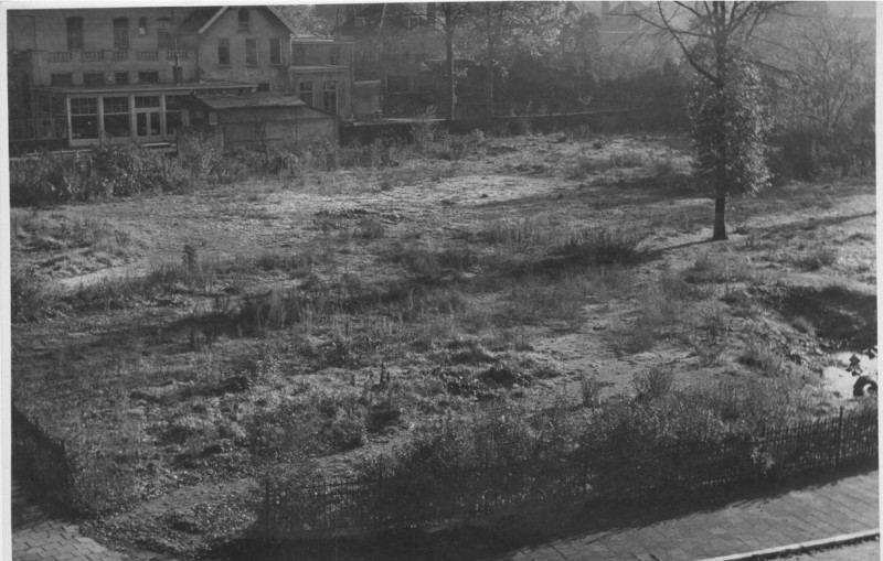 Stadsmatenstraat hoek Parkweg, terrein dat door oorlogsschade braak is komen te liggen, Datering 1946  .jpg