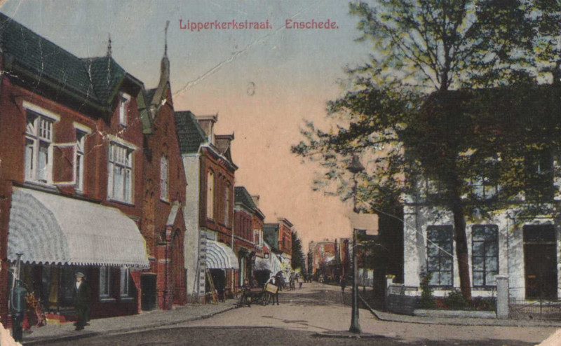 Lipperkerkstraat 2 rechts hoek gronausestraat. Links n r. 1 de kerk van de Apostolische Zendingsgemeente. Het witte gebouw rechts nr. 2 is de pastorie van de Hervormde gemeente. 1927.jpg
