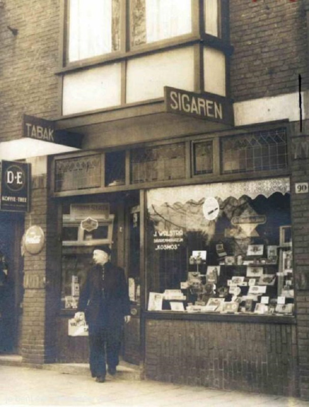 Gronausestraat 90 later Espoortstraat  sigarenmagazijn Walstra 1954.jpg
