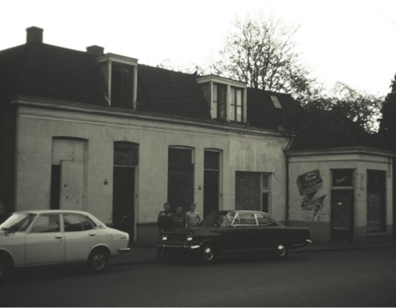 Gronausestraat 98 later Espoortstraat 154  Huizen naast het Stadskerkhof Algemene begraafplaats. Oude winkel van Barend Frijsteen. 23-10-1971.jpg