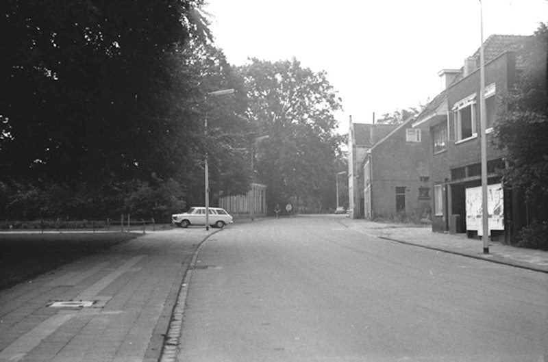 Espoortstraat 191 vroeger Gronausestraat 95 links cafe Hemken rechts het pand van slagerij ter Laak Gronausestraaat 108 ca 1974.jpg
