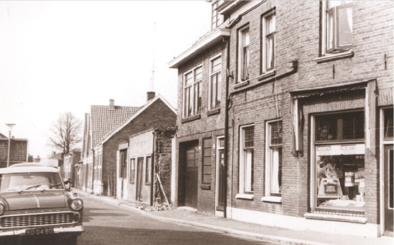 Gronausevoetpad 41-43 winkel in rookwaren foto 1967.jpg