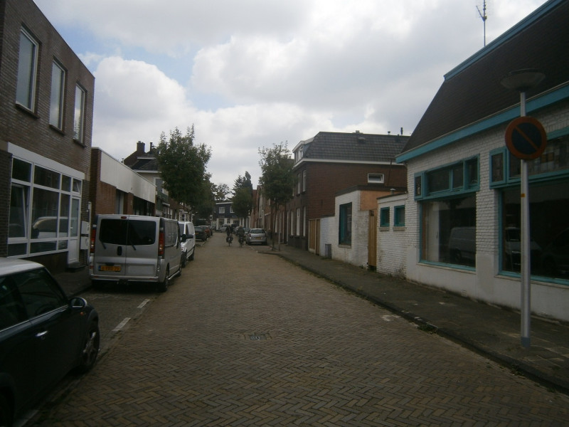 Gronausevoetpad 67-69 links en 90 rechts richting Oliemolensingel.JPG