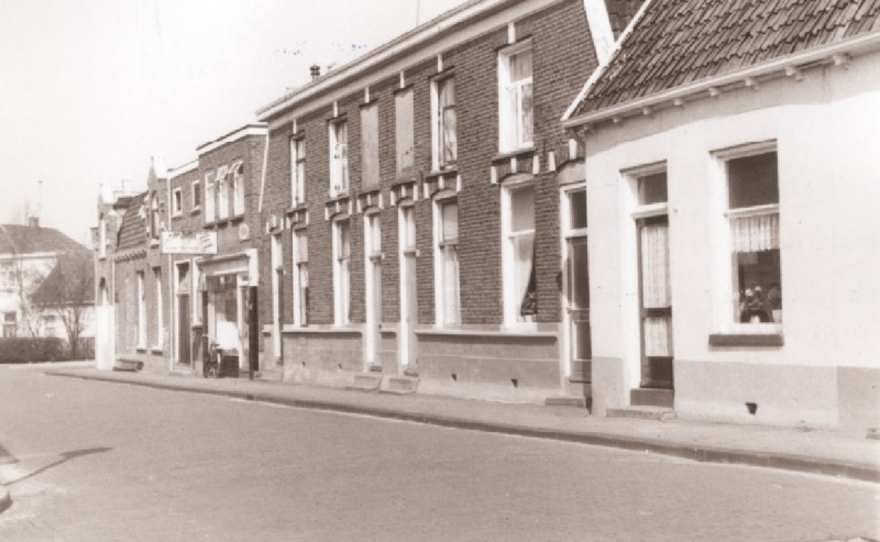 Gronausevoetpad 59 winkel in verf en behang foto 1967.jpg