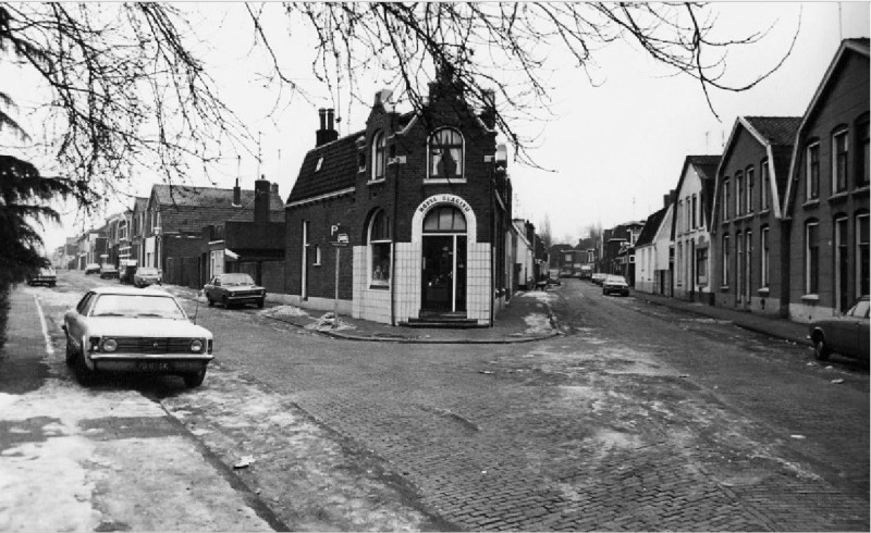 Gronausevoetpad 76 rechts Kruising met de Pluimstraat, met Model Slagerij, gezien in oostelijke richting.jpg