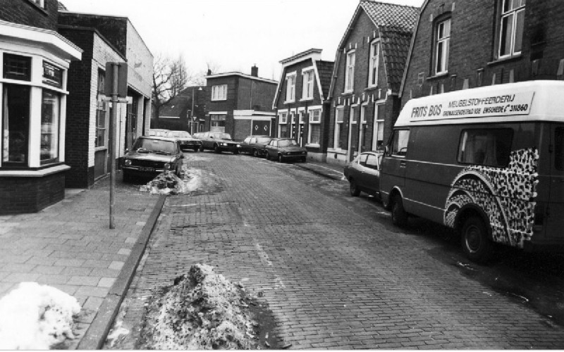 Gronausevoetpad 102 met bus van Frits Bos Meubelstofferderij.jpg