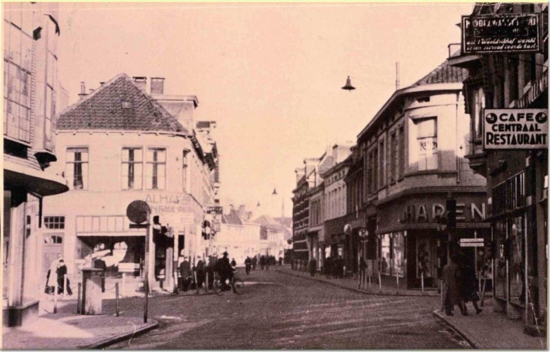 De Klomp,  Kruispunt de Klomp gezien vanaf de Kalanderstraat. Datering 1938  Alhambra .jpg