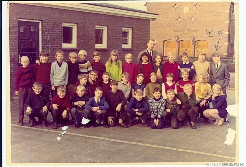 1966 of 1967 klassenfoto Prins Willem lagereschool  met meneer Ludden en broertje Wim. Bethelkerk op de achtergrond.jpeg