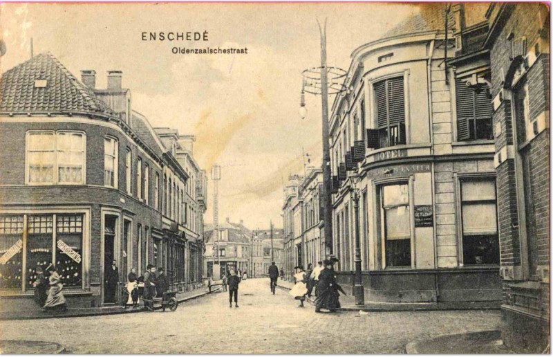 Oldenzaalsestraat, Hotel De Klomp ter hoogte van de kruising met de Gronausestraat, Langestraat, in noordelijke richting. Datering ca.1903.jpg
