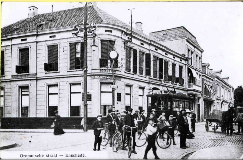 Gronausestraat met tram ter hoogte van kruispunt De Klomp gezien vanuit de Langestraat. Datering ca. 1910.jpg