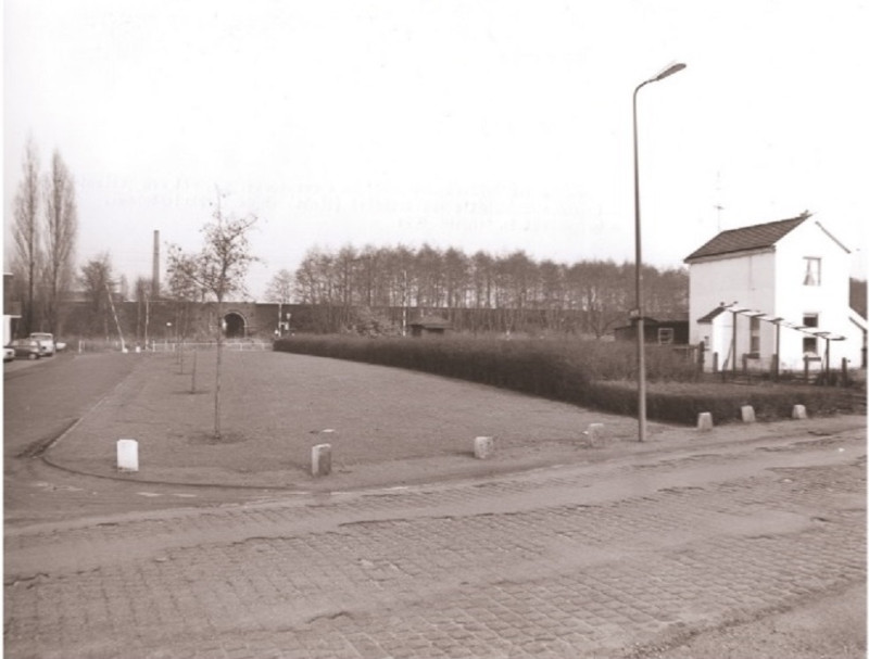 Hendrik ter Kuilestraat 6 Nabij spoorwegovergang met in het midden de Twekkelertunnel. 1971.jpg