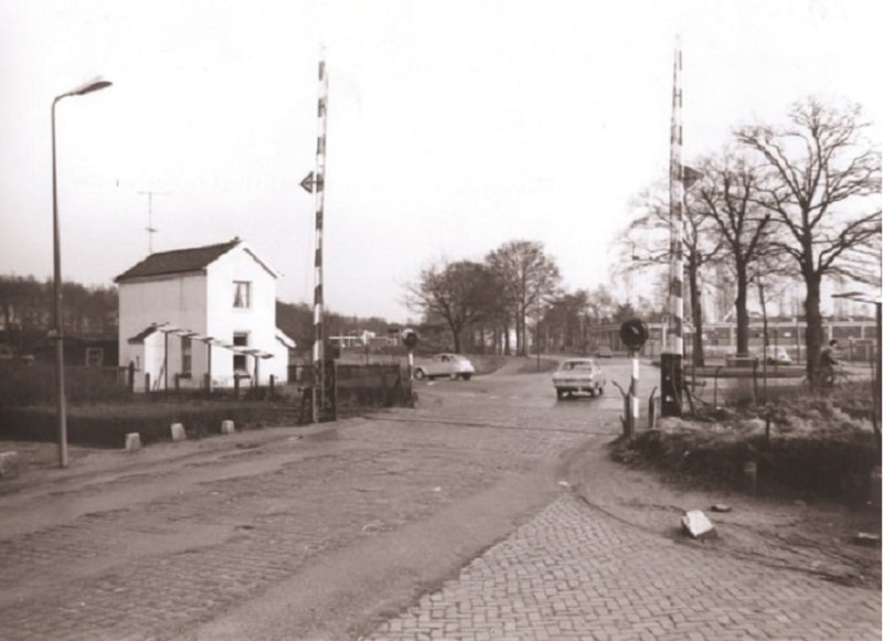 Hendrik ter Kuilestraat 6 Woning van de overwegwachter. Zicht op de spoorwegovergang 1971.jpg