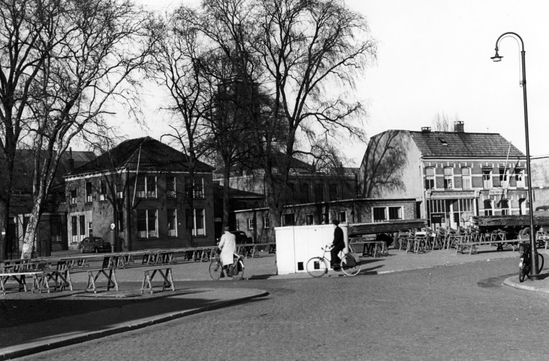 H.J. van Heekplein dinsdagmarkt en abattoir Het van Heekplein is in 1956 ivm aanleg Boulevard 1945 vervallen..jpg