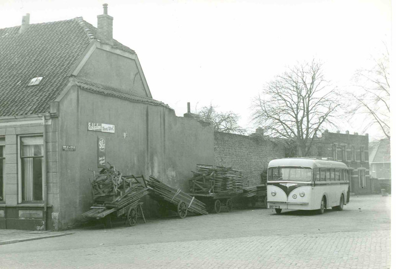H.J. van Heekplein hoek van Loenshof ca 1950. bus.jpg