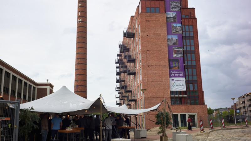 Hulsmaatstraat hoek Lonnekerspoorlaan wijk Roombeek appartementencomplex De Weverij met schoorsteen van de Twentse Textiel Maatschappij (Tetem).jpg