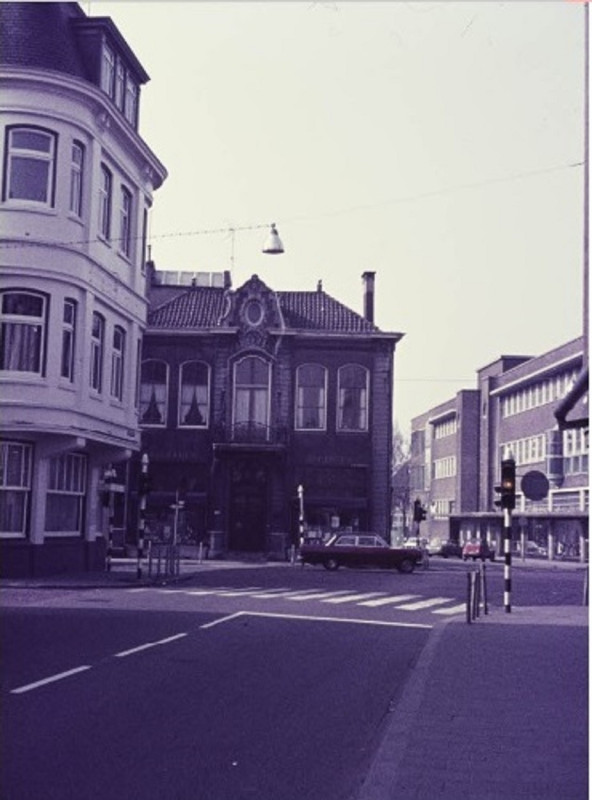 Haaksbergerstraat 2 vanuit Marktstraat Kruispunt De Graaff met Hotel De Graaff, Apotheek Baurichter en V&D. 2-3-1969.jpg