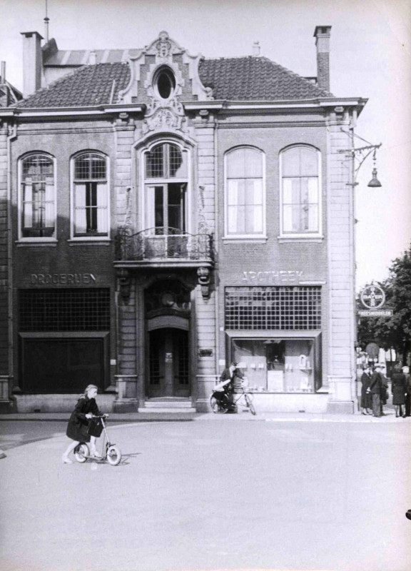 Haaksbergerstraat 2 nu Korte Haaksbergerstraat hoek Brammelerstraat juli 1943 Apotheek Baurichter.jpg