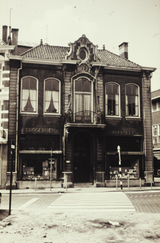 Haaksbergerstraat 2 Hoek Brammelerstraat Apotheek Baurichter vroeger het pand van Van Heek.jpeg