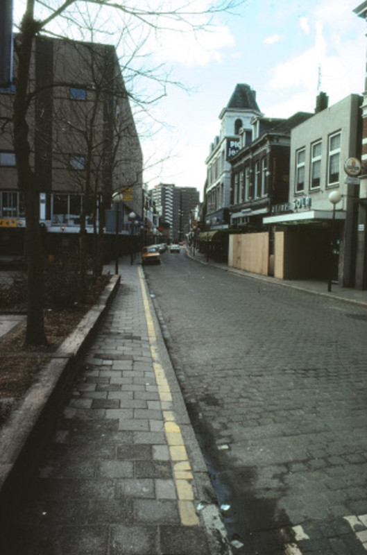 Haaksbergerstraat 6 Richting Nijverheidsstraat. Links Bar Bistro 't Graafje. Rechts o.a. Alink en kledingwinkel Pico 1978.jpeg