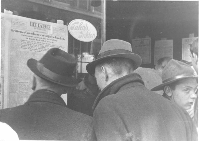 Haaksbergerstraat 22 Adolfs en Pennink het eerste legale nummer van het Parool. bevrijding april 1945..jpg