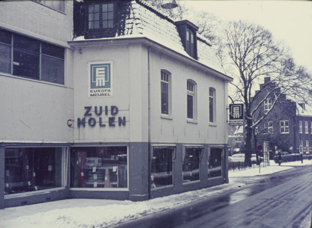 Haaksbergerstraat 31 hoek Zuidmolenstraat 1 Meubelwinkel Zuidmolen met rechts een deel van het politiebureau in de winter sneeuw. 18-2-1970..jpeg