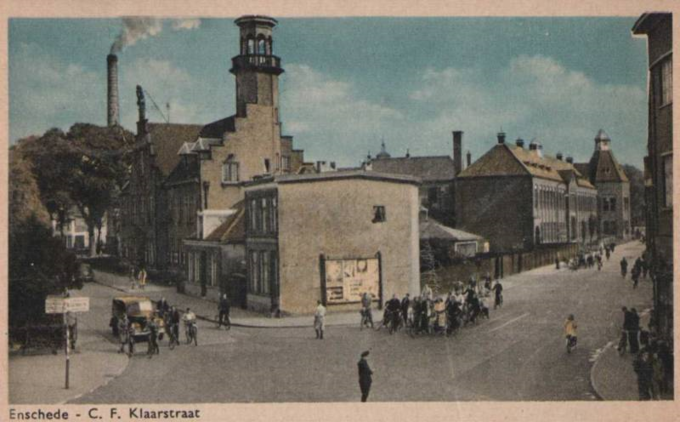 Haaksbergerstraat 35 politiebureau, rechts de C F Klaarstraat School voor Nijverheid en Handel later ook Lyceum. 1955.png