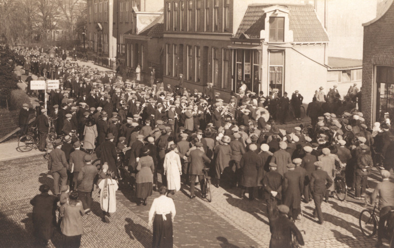 Haaksbergerstraat 37-41 hoek Getfertstraat links politiebureau Straatdemonstraties textielarbeidersbond De Eendracht  10-3-1924.jpg