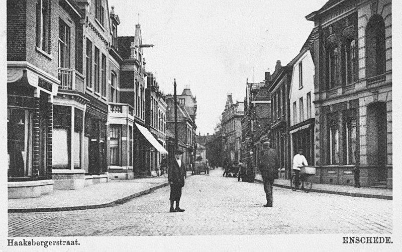 haaksbergerstraat 40-44 vanaf hoek Nijverheidstraat 1915.jpg