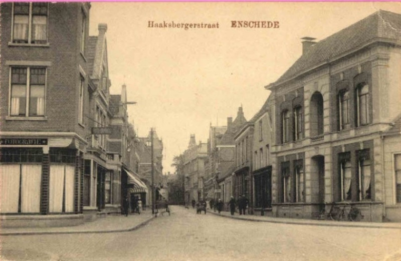 Haaksbergerstraat 46 rechts Beltstraat, links Nijverheidstraat met links fotoatelier Weise en rechts achteraan het postkantoor. 1910.jpg