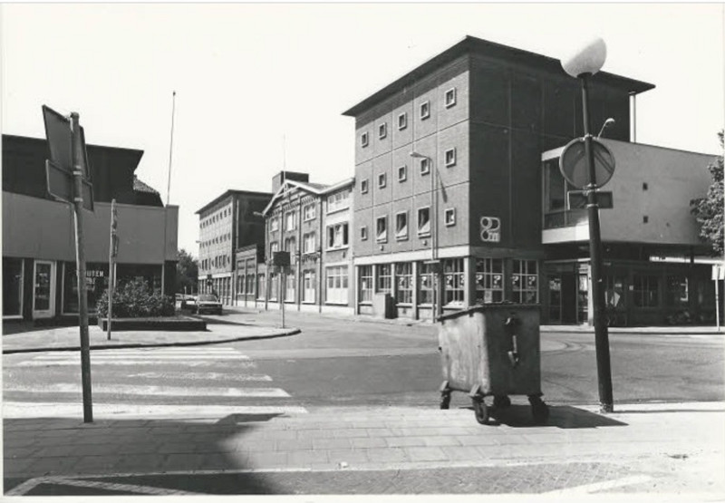 Haaksbergerstraat 48 Rechts de textielfabriek De Nijverheid op de hoek van de Nijverheidstraat, links woninginrichting De Zuidmolen. Links de Beltstraat. 22-5-1980.jpg