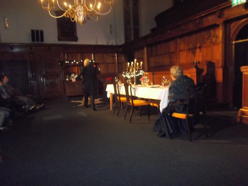Oude markt toneelstuk Dinner for One in de Grote Kerk door Laus Steenbeeke (3).JPG