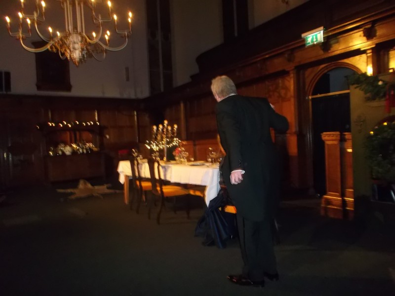 Oude markt toneelstuk Dinner for One in de Grote Kerk door Laus Steenbeeke (2).JPG