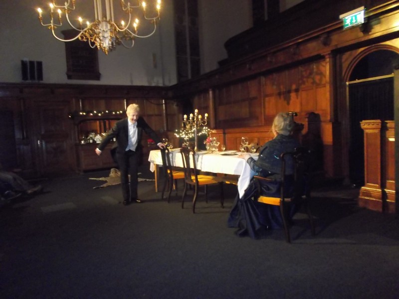 Oude markt toneelstuk Dinner for One in de Grote Kerk door Laus Steenbeeke.JPG