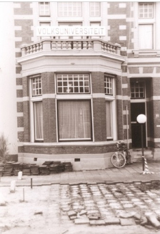 Haaksbergerstraat 64 Onderste deel voorgevel van pand Volksuniversiteit.jpg
