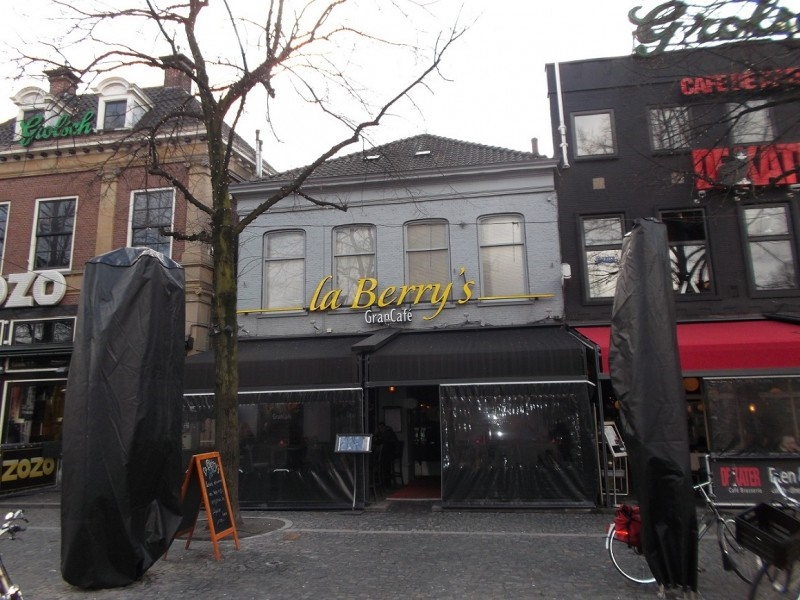 Oude Markt 4 Grancafe La Berry's bevestigingspunt bovenleiding tram(2).jpg