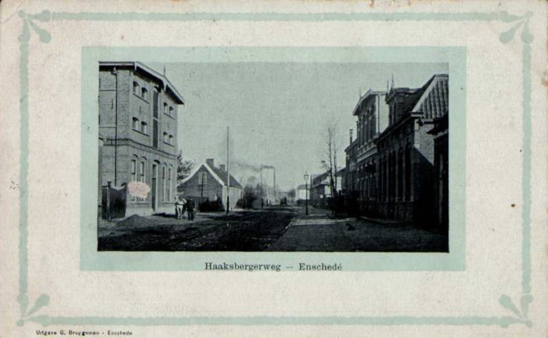 Haaksbergerstraat 71 vroeger Haaksbergerweg cafe Bezoen later Hammink rechts naast oude fabriek Scholten.  links koffiebranderij Kamp (Seinhorst) ca 1900.jpg