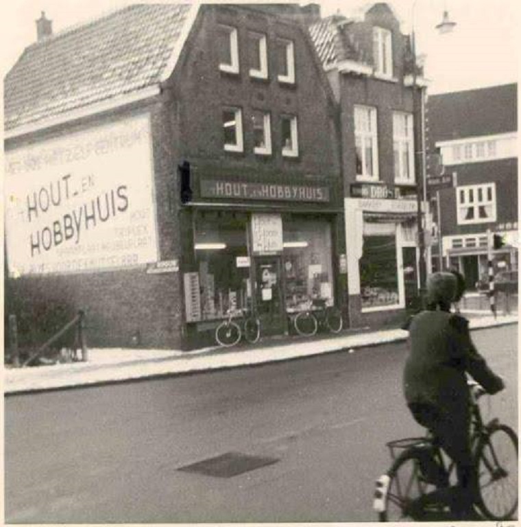 Haaksbergerstraat 74-76 hoek Ripperdastraat en Emmastraat 't Hoen, bakkerij Siebelink, Hout en Hobbyhuis (2).jpg