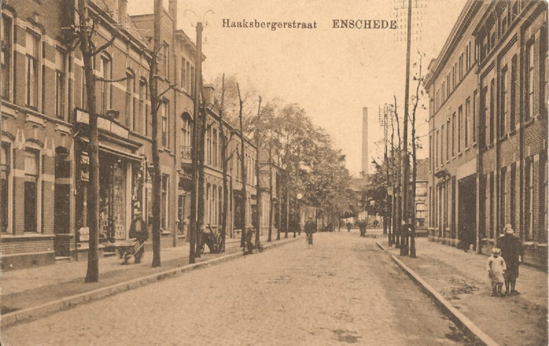 Haaksbergerstraat 82-90 links en 65-67 rechts Scholten 1912.jpg