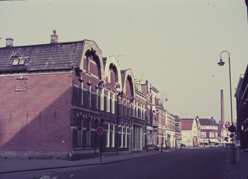 Haaksbergerstraat 92-104 Woningen tegenover de textielfabriek van J.F. Scholten 2-3-1969.jpeg