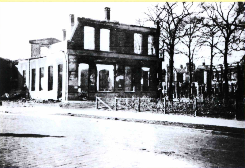 Haaksbergerstraat 111-113 (oude nummering) hoek Broekheurnerweg. Gebouw café Hammink bombardement 22-2-1944..jpg