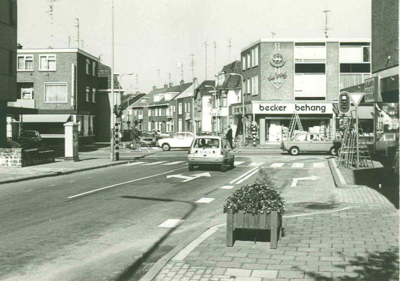 Haaksbergerstraat 138 hoek Blekerstraat vanaf Getfertweg Becker behang 1979.jpg