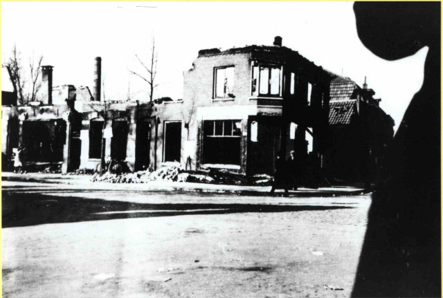Haaksbergerstraat 140-148 hoek Blekerstraat getroffen panden na bombardement 22-2-1944.jpeg