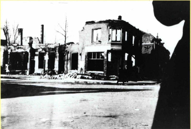 Haaksbergerstraat 140-148 hoek Blekerstraat getroffen panden na bombardement 22-2-1944.jpeg