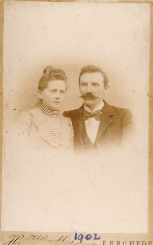 Haaksbergerstraat 175 portret van Wolterdina Docter en Bernard Spiele foto 1902.jpeg