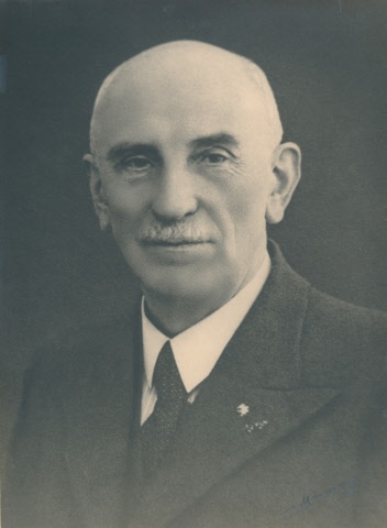 Haaksbergerstraat 175 Portret van Bernard Spiele, o.a. oud chef-boekhouder en procuratiehouder van textielbedrijf J. F. Scholten en Zonen N.V foto 1937.jpeg