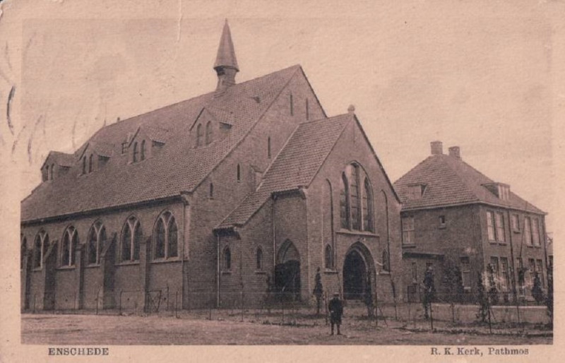 Haaksbergerstraat 209-211 later 251-253 oude St. Jankerk of St. Joanneskerk met pastorie.jpg