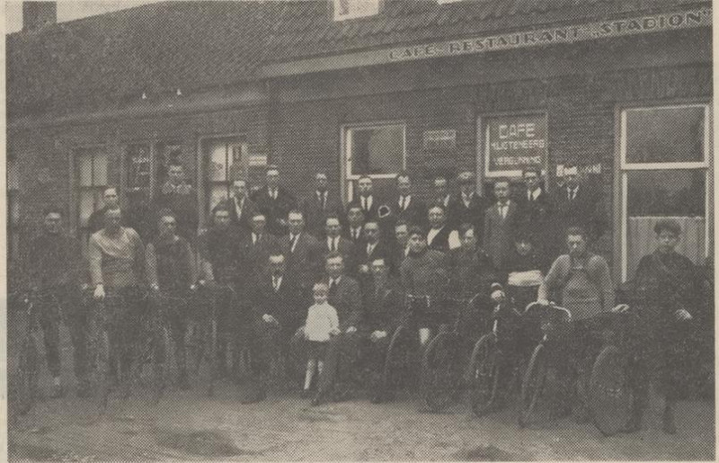 Haaksbergerstraat 243 later 285 cafe restaurant Stadion 3-3-1929 met leden wielerclub Het Oosten.jpg