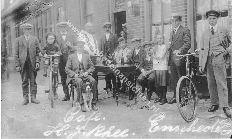 Haaksbergerstraat 241-243 later 283-285 afdakswoningen cafe H.J. Rhee later cafe Lichtenberg, Oosterveld, Stadion, E. Bruinsma.jpeg