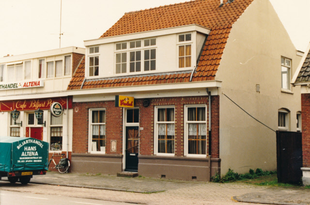 Haaksbergerstraat 283-285 voeger 243 Café biljart Petra met café biljarthandel Hans Altena aan de linkerkant. aug. 1987 vroeger cafe Stadion van E. Bruinsma en E.H.G. Oosterveld.jpeg