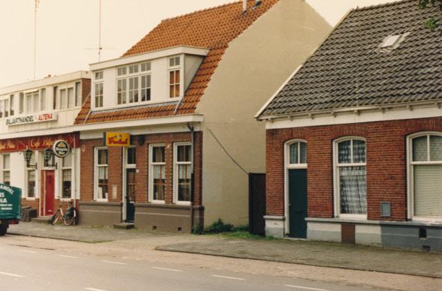Haaksbergerstraat 283-285 Café biljart Petra met café biljarthandel Hans Altena aan de linkerkant en pand 287 vroeger 245. augustus 1987.jpeg